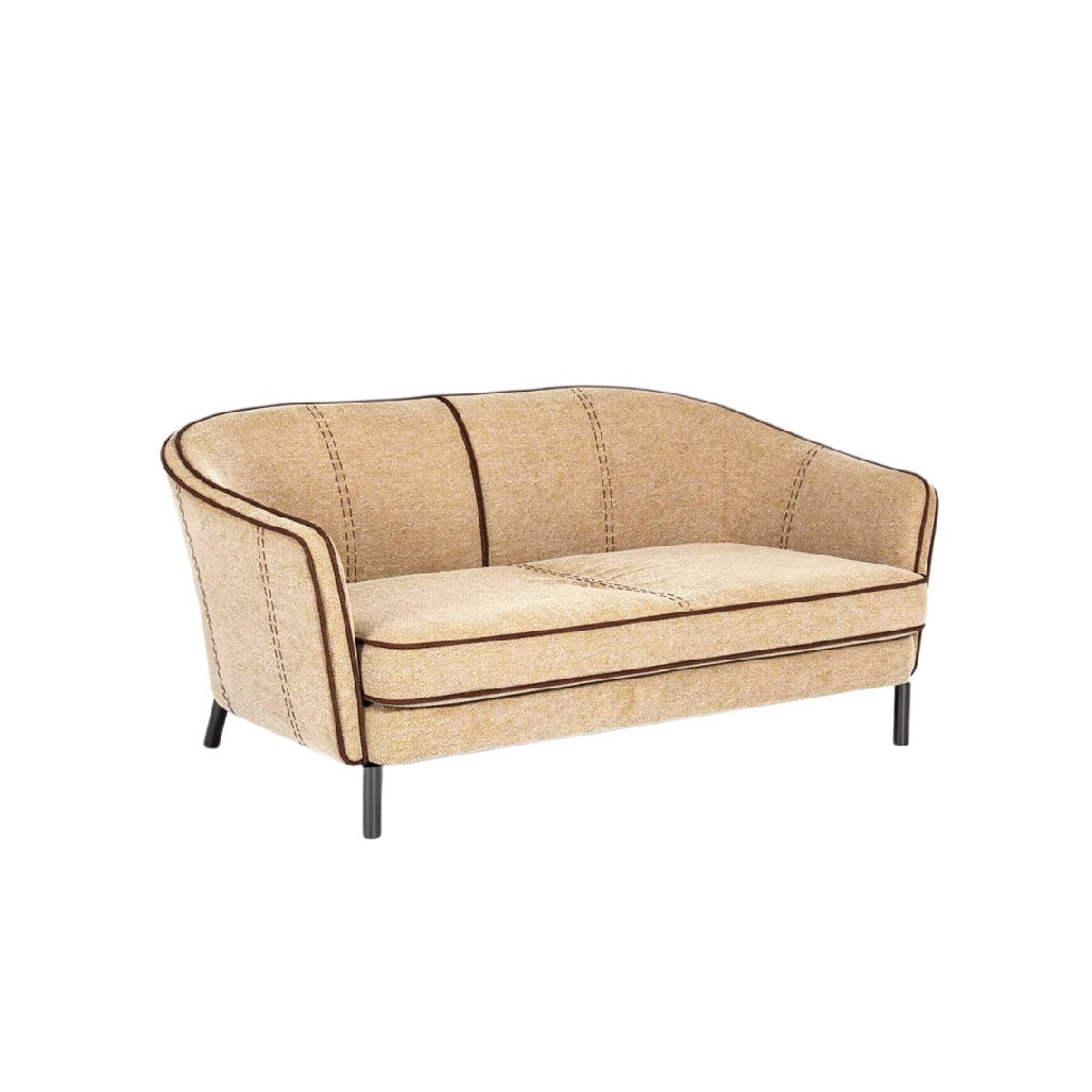 **Stylowy beżowy sofa z metalowymi nogami**